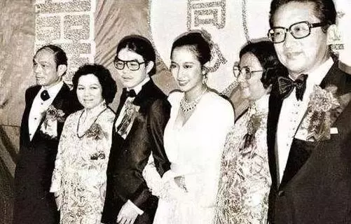 郭晶晶獲婆婆30萬名表,全城都酸了,她婆婆兩嫁豪門才更讓人羨慕