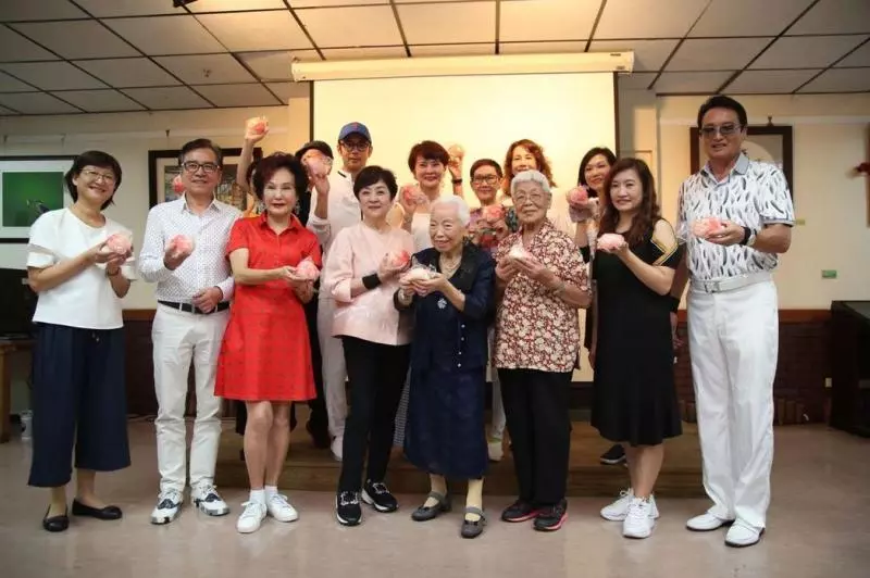 「愛與包容」不是口號!鋼鐵韓粉默行公益 真身竟是超級大明星