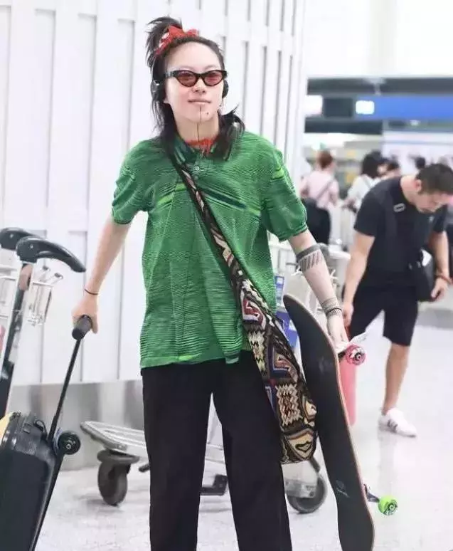 與眾不同的竇靖童又現神穿搭,戴泳鏡紋身搶鏡,網友:看到她的褲子,掃地阿姨笑了