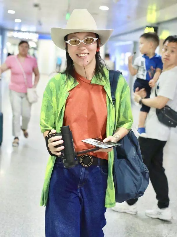 與眾不同的竇靖童又現神穿搭,戴泳鏡紋身搶鏡,網友:看到她的褲子,掃地阿姨笑了
