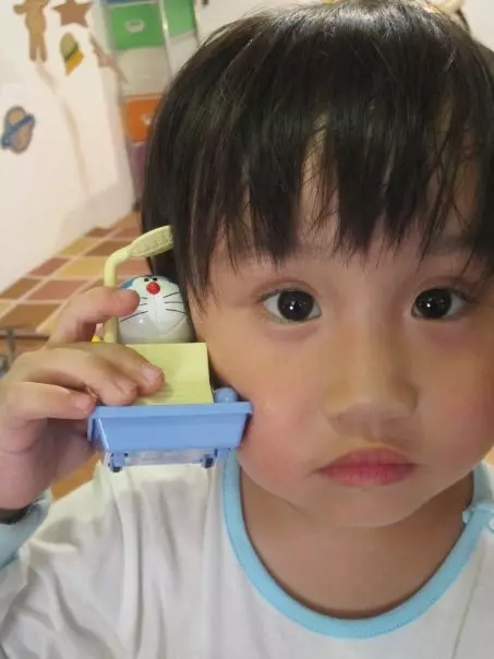14歲小小彬長大了!消失4年「近況曝光」完全變一個人,單親爸「以身作則」被讚翻 !