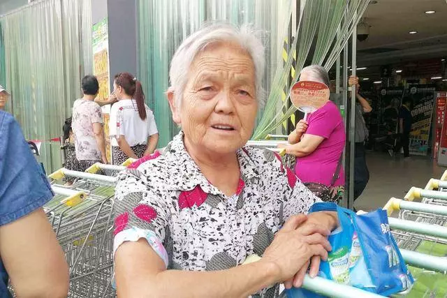 孫子在超市不小心打破了蜂蜜,阿嬤的行為給眾人做了好榜樣,網友:教育到位!