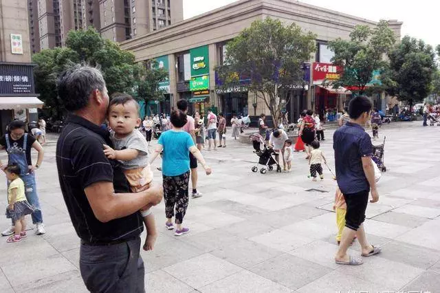 孫子在超市不小心打破了蜂蜜,阿嬤的行為給眾人做了好榜樣,網友:教育到位!
