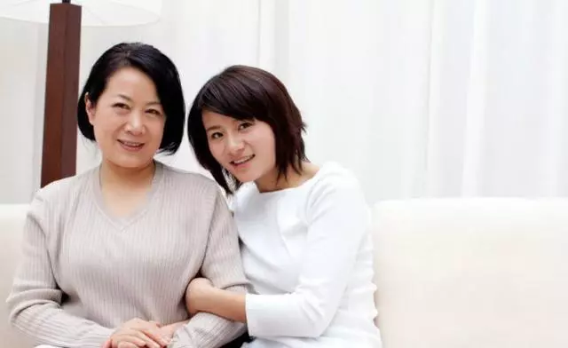 兒子在家當起了奶爸,引發婆婆的不滿,兒媳說番話婆婆淚目
