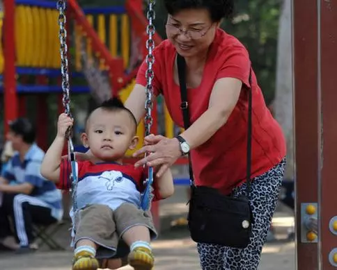 父母來家幫忙帶孩子,聽到婆婆與母親的吵架,我氣的把父母趕走