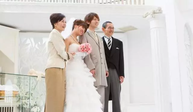 我結婚父母沒收彩禮,婚後回門對象悄悄留了張十萬的銀行卡