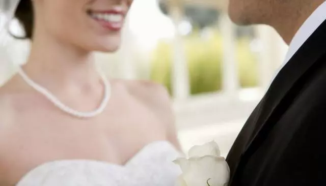 我結婚父母沒收彩禮,婚後回門對象悄悄留了張十萬的銀行卡