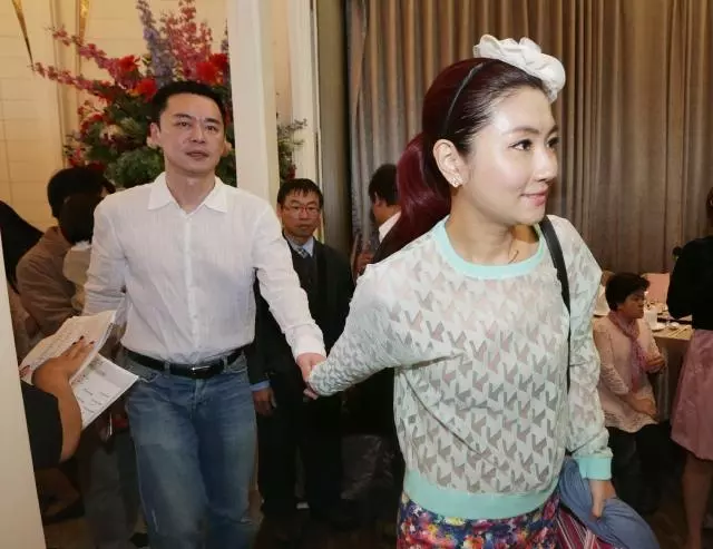 才剛回台灣!Selina不顧時差「直奔餐廳夜會前夫」,好姊妹也到場「透露跟張承中關係」!