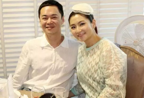 才剛回台灣!Selina不顧時差「直奔餐廳夜會前夫」,好姊妹也到場「透露跟張承中關係」!