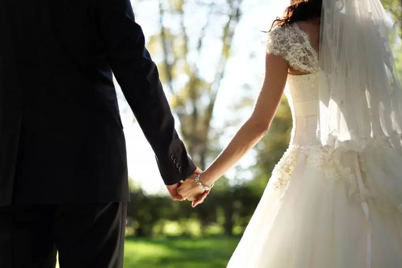 為了存錢結婚!未婚夫「月休4天忍腰痛打拚」,一天只花85元「她累曬對方累倒照」網認證:妳很幸運 ~~
