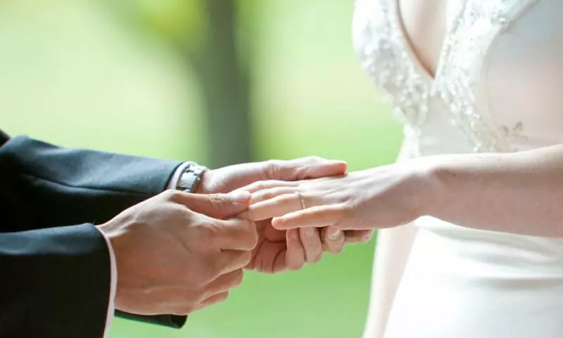 為了存錢結婚!未婚夫「月休4天忍腰痛打拚」,一天只花85元「她累曬對方累倒照」網認證:妳很幸運 ~~