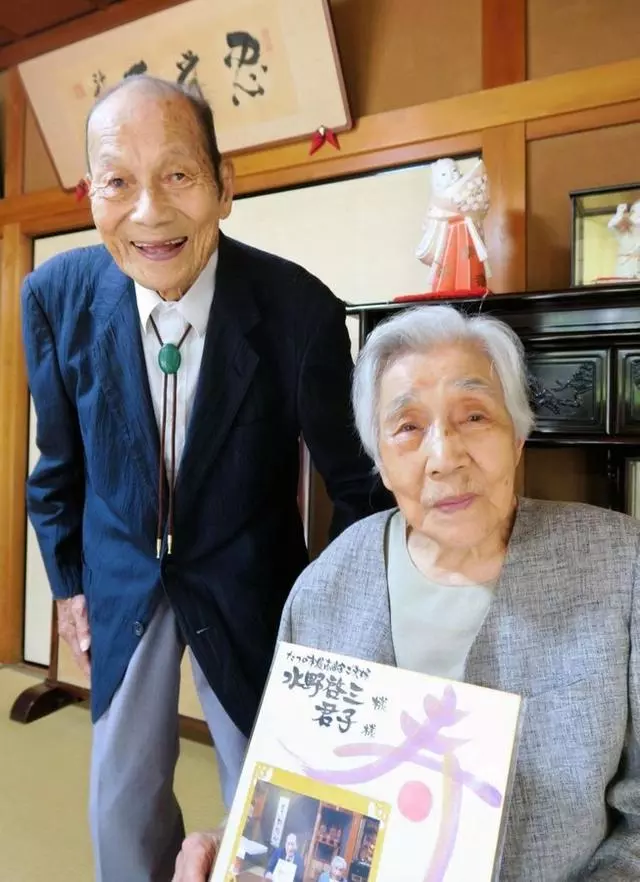 老夫妻「年齡相加199歲」結婚76年從沒生過大病,「凡事自己來」工作到93歲:不給子女添麻煩~~