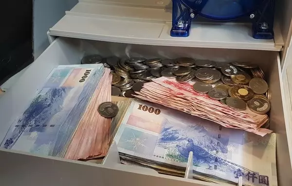 幫老公哭哭!老婆從遊戲機「挖出海量私房錢」氣噗噗:難怪不給我鑰匙,網默哀「起碼能出國好幾趟」!