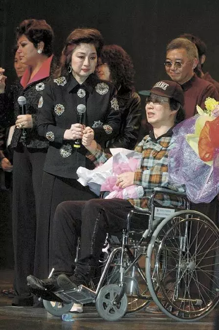 「昔日天王巨星蔡國權」遭遇行車事故後妻子將他留在養老院 親戚朋友幫助帶他走出困境!