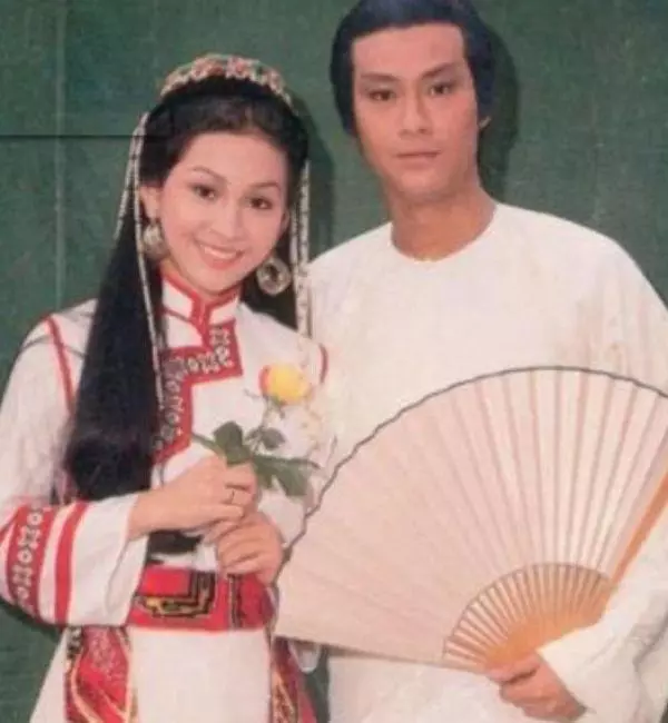 她甩掉周潤發,拋棄富豪老公,如今60歲氣質依舊
