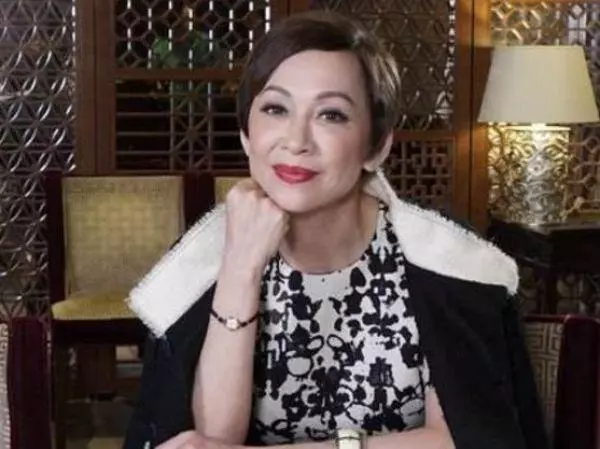 她甩掉周潤發,拋棄富豪老公,如今60歲氣質依舊