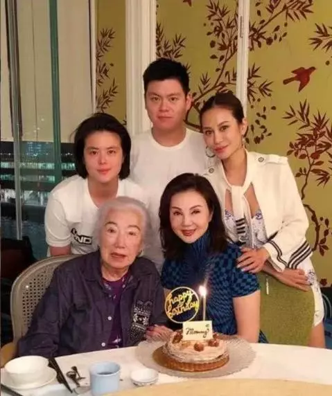 離婚24年!謝玲玲63歲生日「前婆婆幫慶生」92歲神采奕奕 曾喊話「不要兒子要兒媳」情同母女