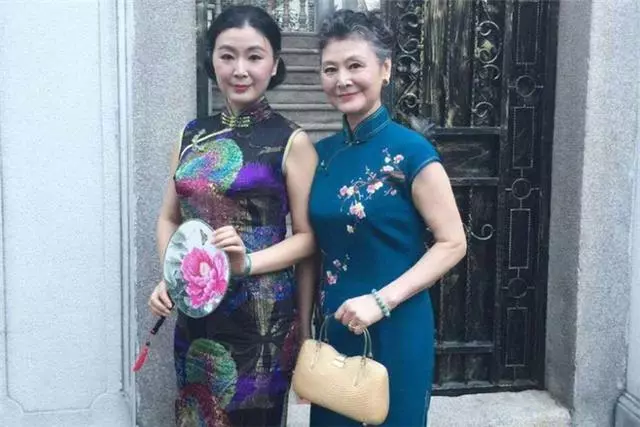 自律的家長才能教育出好孩子?60歲奶奶接孫子,穿著旗袍引人關注