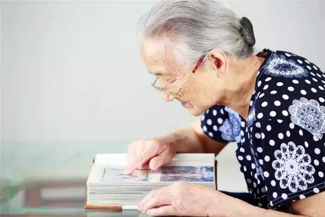 自律的家長才能教育出好孩子?60歲奶奶接孫子,穿著旗袍引人關注