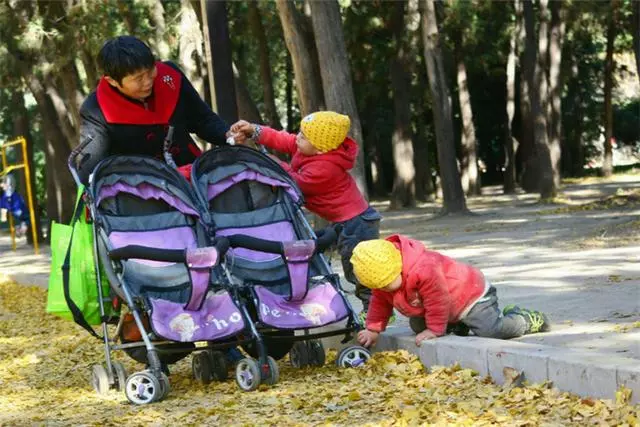 自律的家長才能教育出好孩子?60歲奶奶接孫子,穿著旗袍引人關注