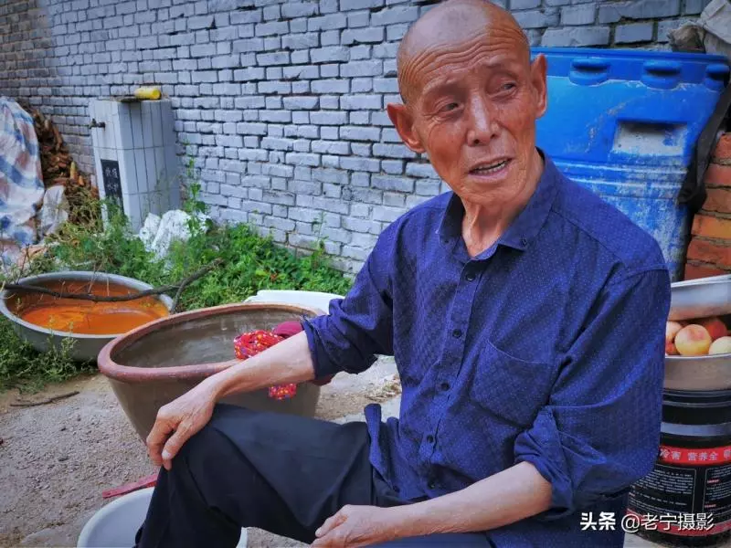 6歲時爸爸替他「找了10歲童養媳」從此76年不離棄,感念老伴付出「82歲退休開雜貨店」親自顧失智妻~~