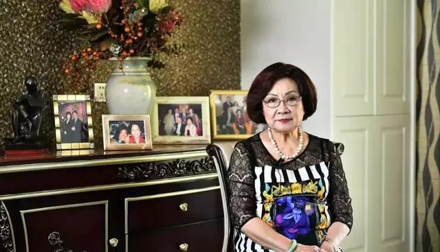永不退休!最高齡老闆「93歲創立服裝品牌」天天打卡上班,夫破產「靠手藝養活全家」走上時尚尖端不孤單~~