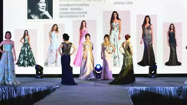 永不退休!最高齡老闆「93歲創立服裝品牌」天天打卡上班,夫破產「靠手藝養活全家」走上時尚尖端不孤單~~