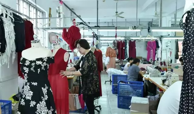 永不退休!最高齡老闆「93歲創立服裝品牌」天天打卡上班,夫破產「靠手藝養活全家」走上時尚尖端不孤單~~