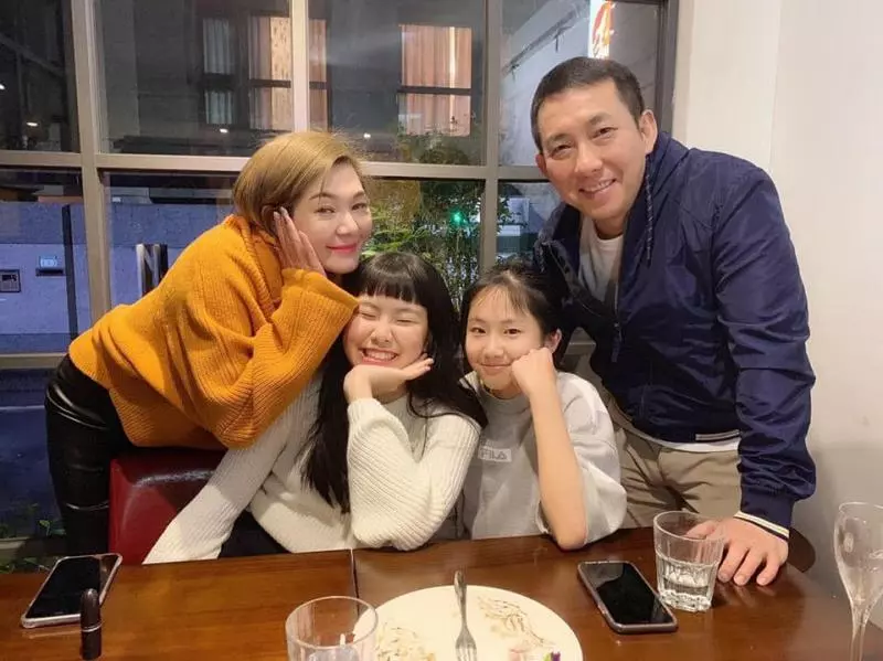 屈中恆52歲生日驚喜!老婆帶女兒探班「曬超大鑽戒放閃」,母女「搶當爸爸情人」有5女好幸福~~