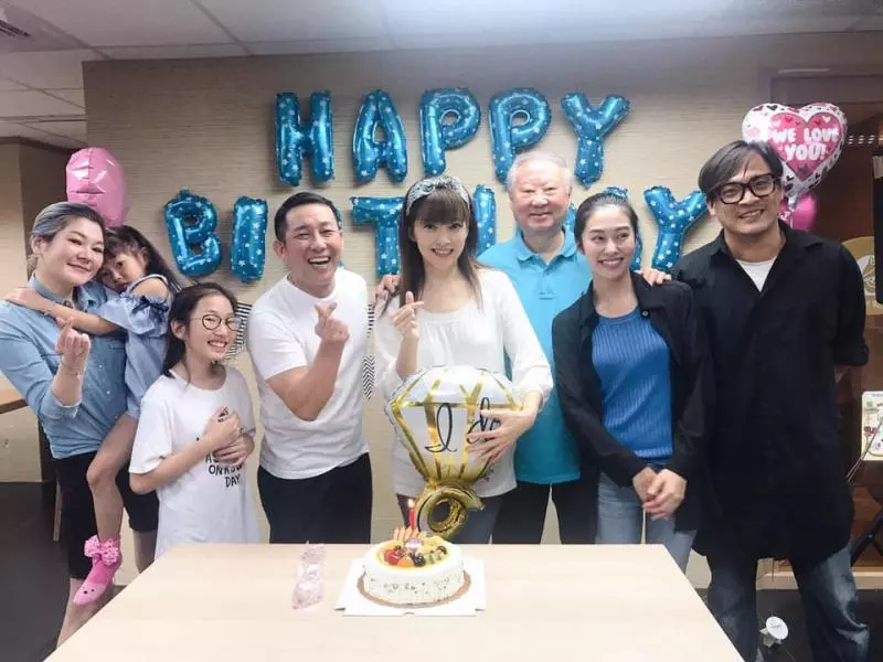 屈中恆52歲生日驚喜!老婆帶女兒探班「曬超大鑽戒放閃」,母女「搶當爸爸情人」有5女好幸福~~