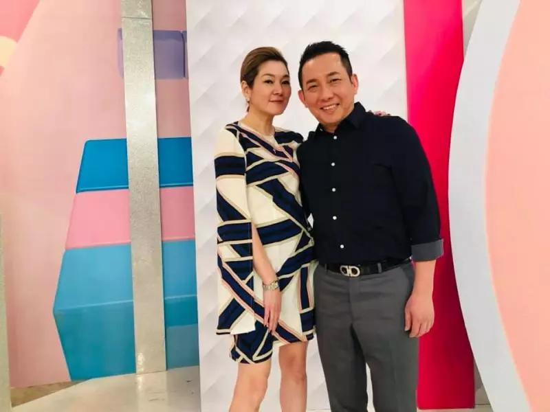 屈中恆52歲生日驚喜!老婆帶女兒探班「曬超大鑽戒放閃」,母女「搶當爸爸情人」有5女好幸福~~