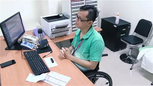 為愛活著!權威名醫33歲意外摔癱「從此坐輪椅看診」,忍受「24小時神經痛」妻把屎尿:我為老婆而活~~