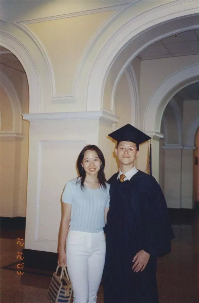 為愛活著!權威名醫33歲意外摔癱「從此坐輪椅看診」,忍受「24小時神經痛」妻把屎尿:我為老婆而活~~