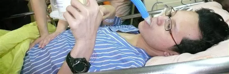 為愛活著!權威名醫33歲意外摔癱「從此坐輪椅看診」,忍受「24小時神經痛」妻把屎尿:我為老婆而活~~