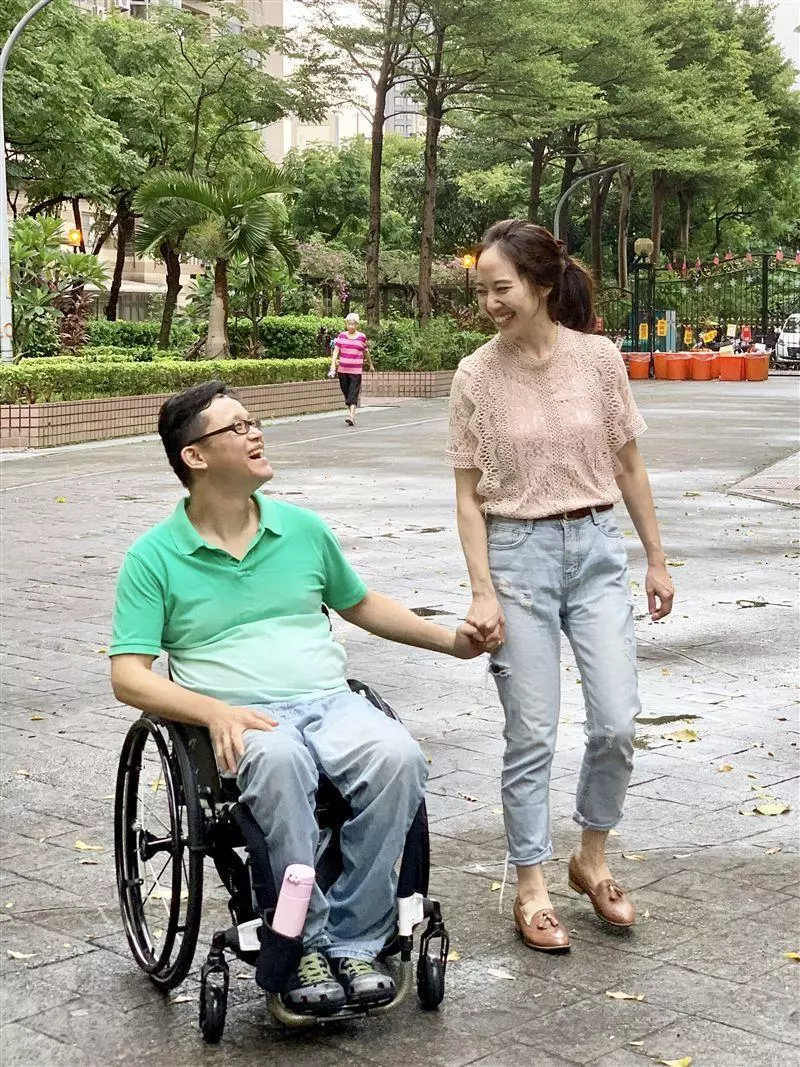 為愛活著!權威名醫33歲意外摔癱「從此坐輪椅看診」,忍受「24小時神經痛」妻把屎尿:我為老婆而活~~