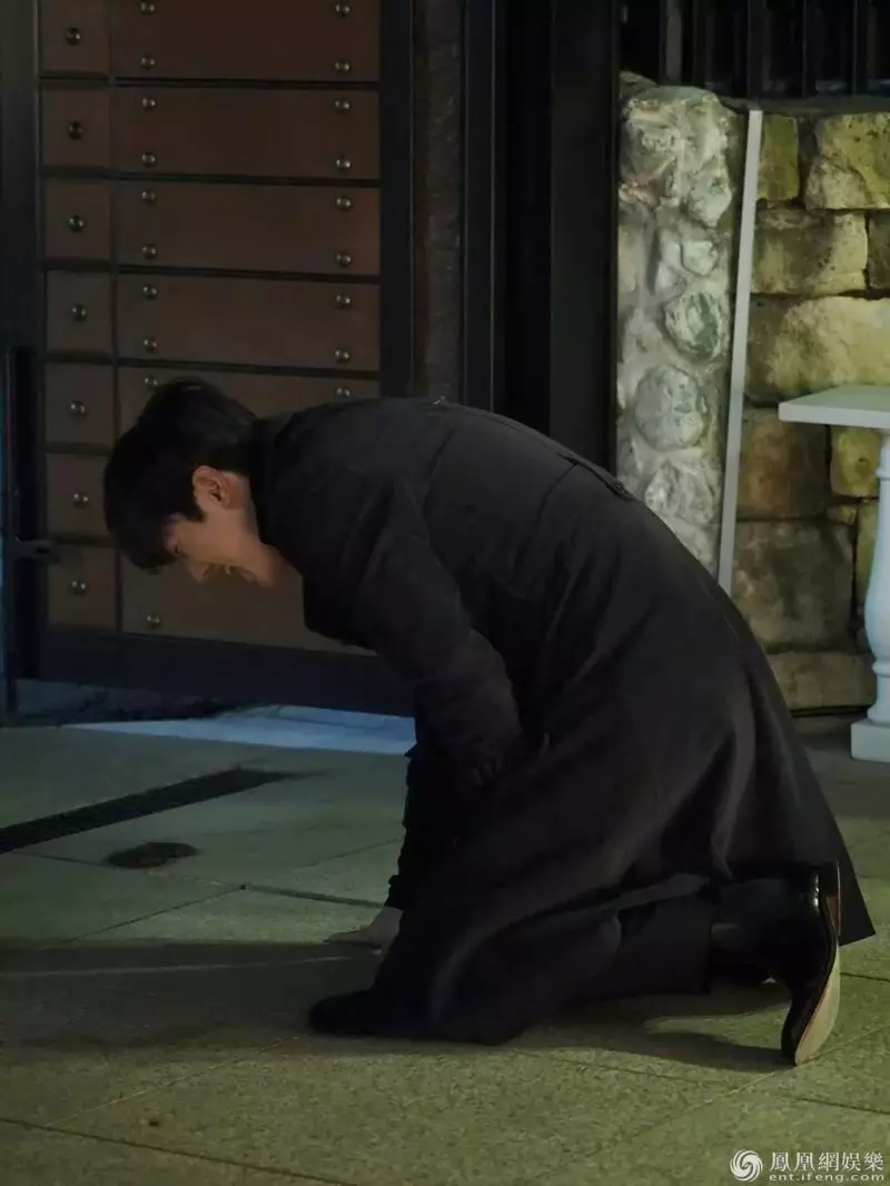 生活太痛苦!高中生站上天台「腳都跨出護欄了」,媽媽哭著「掏出陳舊紙條」:我從沒忘記過啊...