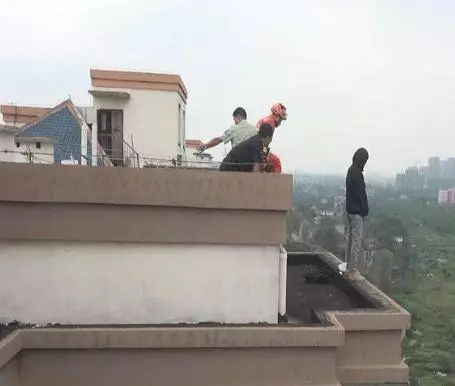 生活太痛苦!高中生站上天台「腳都跨出護欄了」,媽媽哭著「掏出陳舊紙條」:我從沒忘記過啊...