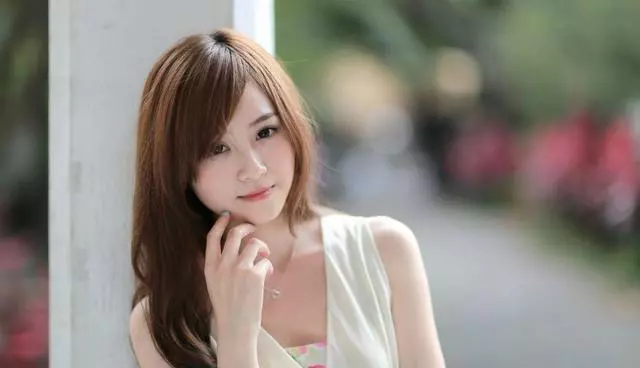 女兒過滿月我媽送千元,鄉下婆婆送一紅包,打開後我全家刮目相看