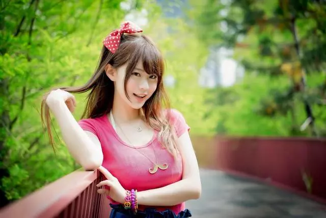 女兒過滿月我媽送千元,鄉下婆婆送一紅包,打開後我全家刮目相看
