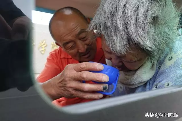 66歲清潔工「帶病妻掃馬路」無微不至10年!醫生預言「活不過10年」如今已過20年頭:只求一起變老