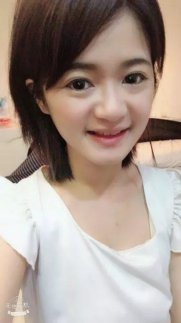 正妹本想買假牙玩具來搞笑,沒想到卻意外獲得好評:太適合妳了吧!天使笑容!
