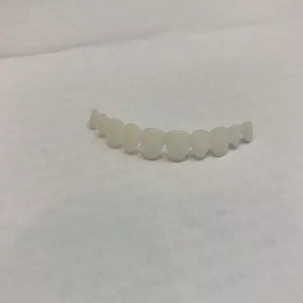正妹本想買假牙玩具來搞笑,沒想到卻意外獲得好評:太適合妳了吧!天使笑容!