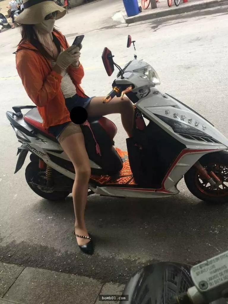 他PO照片問「這是哪款機車」網友卻1秒看到亮點,正妹胯下那邊的畫面整個超誇張啊!