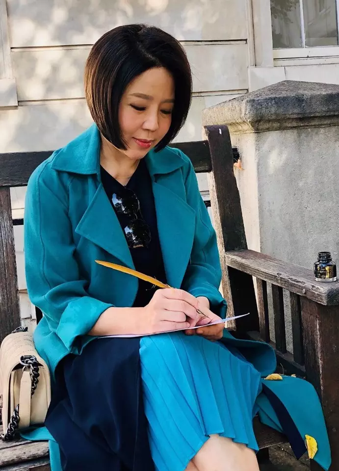 于美人再陪女兒赴倫敦上學!感性寫信「道盡母親心聲」,意外曝20年前暖心故事:謝謝妳的擁抱~~
