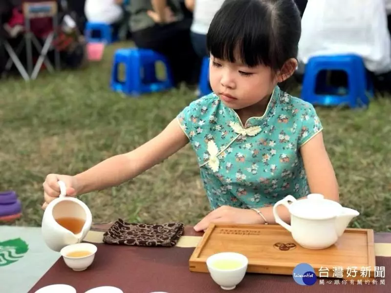 小女孩「餐廳遇工地夫妻用餐」出口嫌:衣服髒髒!媽媽「下一秒機會教育」結局萬人推爆:太有智慧