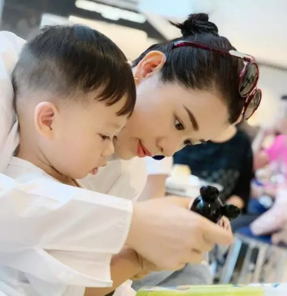 港姐胡杏兒首曬小兒子正面照,眉清目秀顏值高,與哥哥互動超有愛