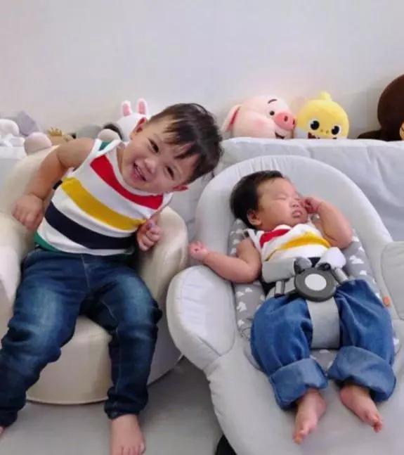 港姐胡杏兒首曬小兒子正面照,眉清目秀顏值高,與哥哥互動超有愛
