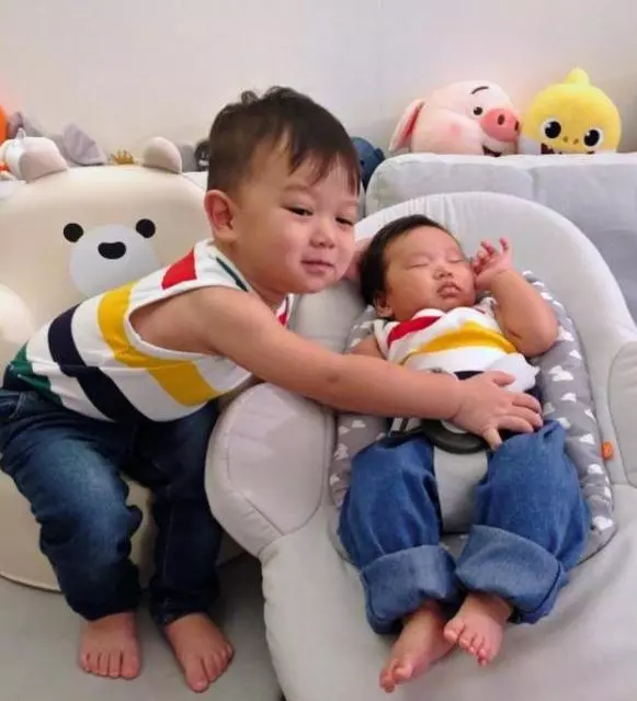 港姐胡杏兒首曬小兒子正面照,眉清目秀顏值高,與哥哥互動超有愛
