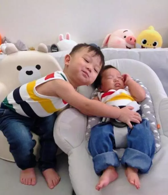 港姐胡杏兒首曬小兒子正面照,眉清目秀顏值高,與哥哥互動超有愛