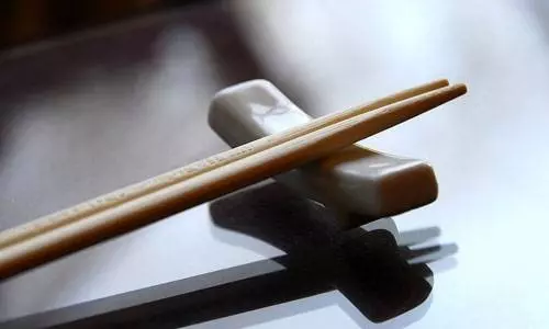 這幾種筷子千萬不要買,買了也不要用,很多家庭都有,快回家扔掉